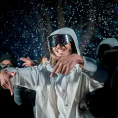 Broadwayを聴いたり、ミュージックビデオを鑑賞したり、経歴やツアー日程などを確認したりしましょう！