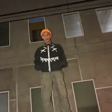 Hör dir CampVasari an, schau dir Musikvideos an, lies die Biografie, finde Tourdaten und mehr!