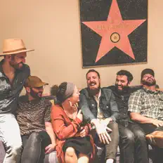 The Gospel Whiskey Runnersを聴いたり、ミュージックビデオを鑑賞したり、経歴やツアー日程などを確認したりしましょう！