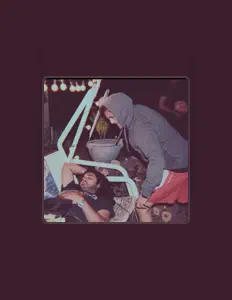 Two Hour Showerを聴いたり、ミュージックビデオを鑑賞したり、経歴やツアー日程などを確認したりしましょう！