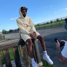 WeekNineを聴いたり、ミュージックビデオを鑑賞したり、経歴やツアー日程などを確認したりしましょう！