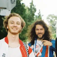 Poslechněte si interpreta The Wrong Brothers, sledujte hudební videa, přečtěte si životopis, podívejte se na data turné a další informace.