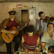 Luister naar Aguas Argentinas, bekijk muziekvideo's, lees de bio, bekijk de tourdata, en meer!