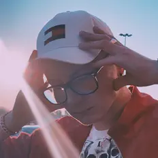 Poslechněte si interpreta MAKEMEGOD, sledujte hudební videa, přečtěte si životopis, podívejte se na data turné a další informace.