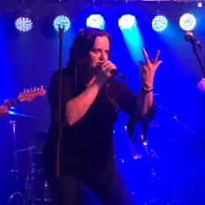 Gathering Heart을(를) 듣고, 뮤직 비디오를 보고, 약력을 읽고, 투어 일정 등을 확인하세요!