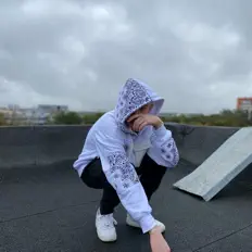 Brilliant Kiddを聴いたり、ミュージックビデオを鑑賞したり、経歴やツアー日程などを確認したりしましょう！