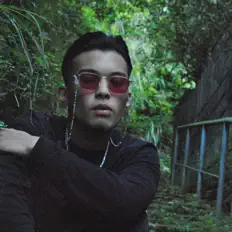 Poslechněte si interpreta namine, sledujte hudební videa, přečtěte si životopis, podívejte se na data turné a další informace.