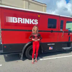 聆聽 Yayo Brinks、觀看音樂影片、閱讀小傳、查看巡演日期等！