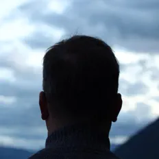 聆聽 Strome、觀看音樂影片、閱讀小傳、查看巡演日期等！