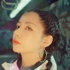 Poslechněte si interpreta DiAN, sledujte hudební videa, přečtěte si životopis, podívejte se na data turné a další informace.