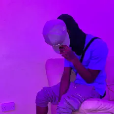 Kushを聴いたり、ミュージックビデオを鑑賞したり、経歴やツアー日程などを確認したりしましょう！