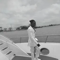 Poslechněte si interpreta Clova Fresh, sledujte hudební videa, přečtěte si životopis, podívejte se na data turné a další informace.