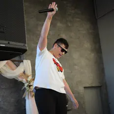 Luister naar KaLanvaiii, bekijk muziekvideo's, lees de bio, bekijk de tourdata, en meer!