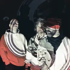 聆聽 Java Kickback、觀看音樂影片、閱讀小傳、查看巡演日期等！