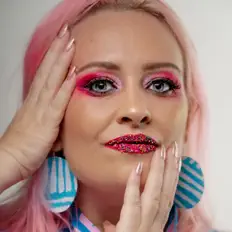 Escucha a Sassy, mira videos musicales, lee su biografía, consulta las fechas de las gira y más.