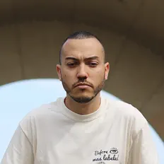 Poslechněte si interpreta NoBreadE, sledujte hudební videa, přečtěte si životopis, podívejte se na data turné a další informace.