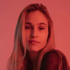 Ouve Adrie, vê vídeos de música, lê a biografia, vê as datas da digressão e muito mais!