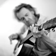 聆聽 Johnny Gravel、觀看音樂影片、閱讀小傳、查看巡演日期等！