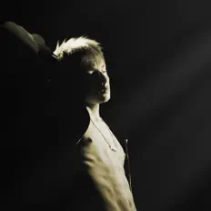 FUTUREHOLLE सुनें, म्यूज़िक वीडियो देखें, बायो पढ़ें, दौरे की तारीखें और बहुत कुछ देखें!