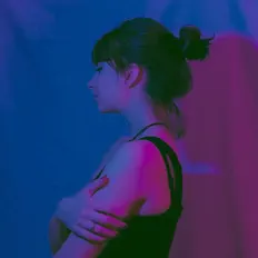 Poslechněte si interpreta İdil Ateş, sledujte hudební videa, přečtěte si životopis, podívejte se na data turné a další informace.