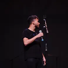 Ouve Bryan Estrada, vê vídeos de música, lê a biografia, vê as datas da digressão e muito mais!