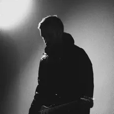 Ouve GREYSKIES, vê vídeos de música, lê a biografia, vê as datas da digressão e muito mais!