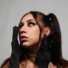 Écoutez Chy, regardez des vidéoclips, lisez la biographie, consultez les dates de tournée et plus encore !