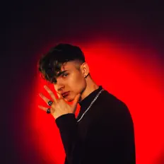 Poslechněte si interpreta X SIX, sledujte hudební videa, přečtěte si životopis, podívejte se na data turné a další informace.