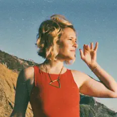 收听 Lucia Lilikoi、观看音乐视频、阅读小传、查看巡演日期等 ！