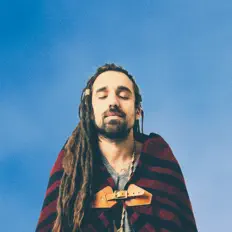 聆聽 Sky Society、觀看音樂影片、閱讀小傳、查看巡演日期等！