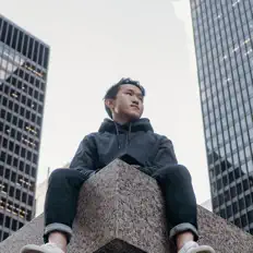 Liam सुनें, म्यूज़िक वीडियो देखें, बायो पढ़ें, दौरे की तारीखें और बहुत कुछ देखें!