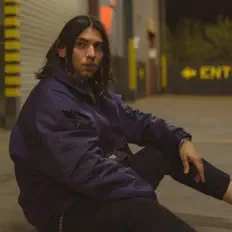 Sundayze सुनें, म्यूज़िक वीडियो देखें, बायो पढ़ें, दौरे की तारीखें और बहुत कुछ देखें!