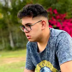 Lossを聴いたり、ミュージックビデオを鑑賞したり、経歴やツアー日程などを確認したりしましょう！