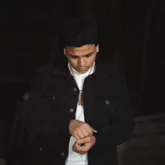 聆聽 Powers385、觀看音樂影片、閱讀小傳、查看巡演日期等！