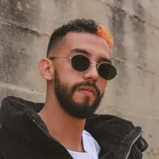 聆聽 Descorttes、觀看音樂影片、閱讀小傳、查看巡演日期等！