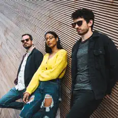 Écoutez Low Horizon, regardez des vidéoclips, lisez la biographie, consultez les dates de tournée et plus encore !