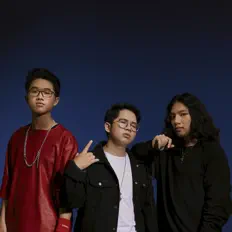 Hör dir Tổng Đài an, schau dir Musikvideos an, lies die Biografie, finde Tourdaten und mehr!