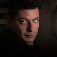 Luister naar Dutch House Mouse, bekijk muziekvideo's, lees de bio, bekijk de tourdata, en meer!