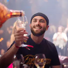 收听 SYNI、观看音乐视频、阅读小传、查看巡演日期等 ！