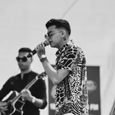 收听 Joan、观看音乐视频、阅读小传、查看巡演日期等 ！