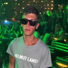 Ακούστε περιεχόμενο από Mason Banks, παρακολουθήστε μουσικά βίντεο, διαβάστε το βιογραφικό, δείτε ημερομηνίες περιοδείας, και πολλά ακόμη!