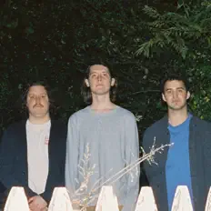 Hör dir Khamsin an, schau dir Musikvideos an, lies die Biografie, finde Tourdaten und mehr!