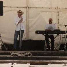 Ascolta James Brothers, guarda video musicali, leggi la biografia, vedi le date del tour & altro!