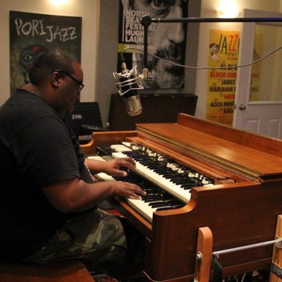 A Change is Gonna Come (feat. Robert Edwards, Anthony Holding, Andrew Gutauskas, Ronnie Nalven, Chip Moore, Kelvin King, Vanessa Perea, Misha Fatkiev, Lee Hogans & Anja-Christin Nielson) - Single