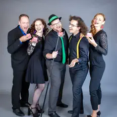 Zwo3wirを聴いたり、ミュージックビデオを鑑賞したり、経歴やツアー日程などを確認したりしましょう！