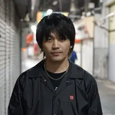 KUDJAKを聴いたり、ミュージックビデオを鑑賞したり、経歴やツアー日程などを確認したりしましょう！