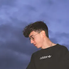 Hör dir Dominik Link an, schau dir Musikvideos an, lies die Biografie, finde Tourdaten und mehr!