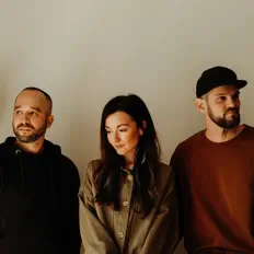 Poslechněte si interpreta The Ineloquent, sledujte hudební videa, přečtěte si životopis, podívejte se na data turné a další informace.