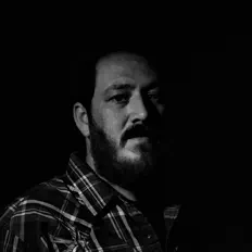 Poslechněte si interpreta J. Dewveall, sledujte hudební videa, přečtěte si životopis, podívejte se na data turné a další informace.