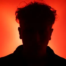 VEEPを聴いたり、ミュージックビデオを鑑賞したり、経歴やツアー日程などを確認したりしましょう！